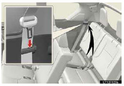 Use the seat belt hangers to pre- vent the belts from being tangled.