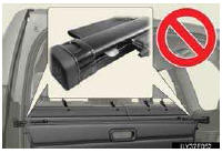 • Do not use the luggage cover restraining bands for anything other than securing